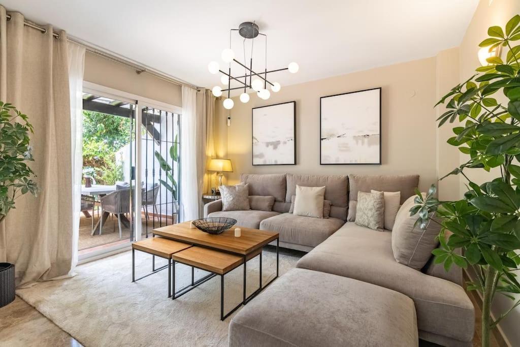 Appartamento Unique Townhouse In Front Of Puerto Banus Marbella Esterno foto