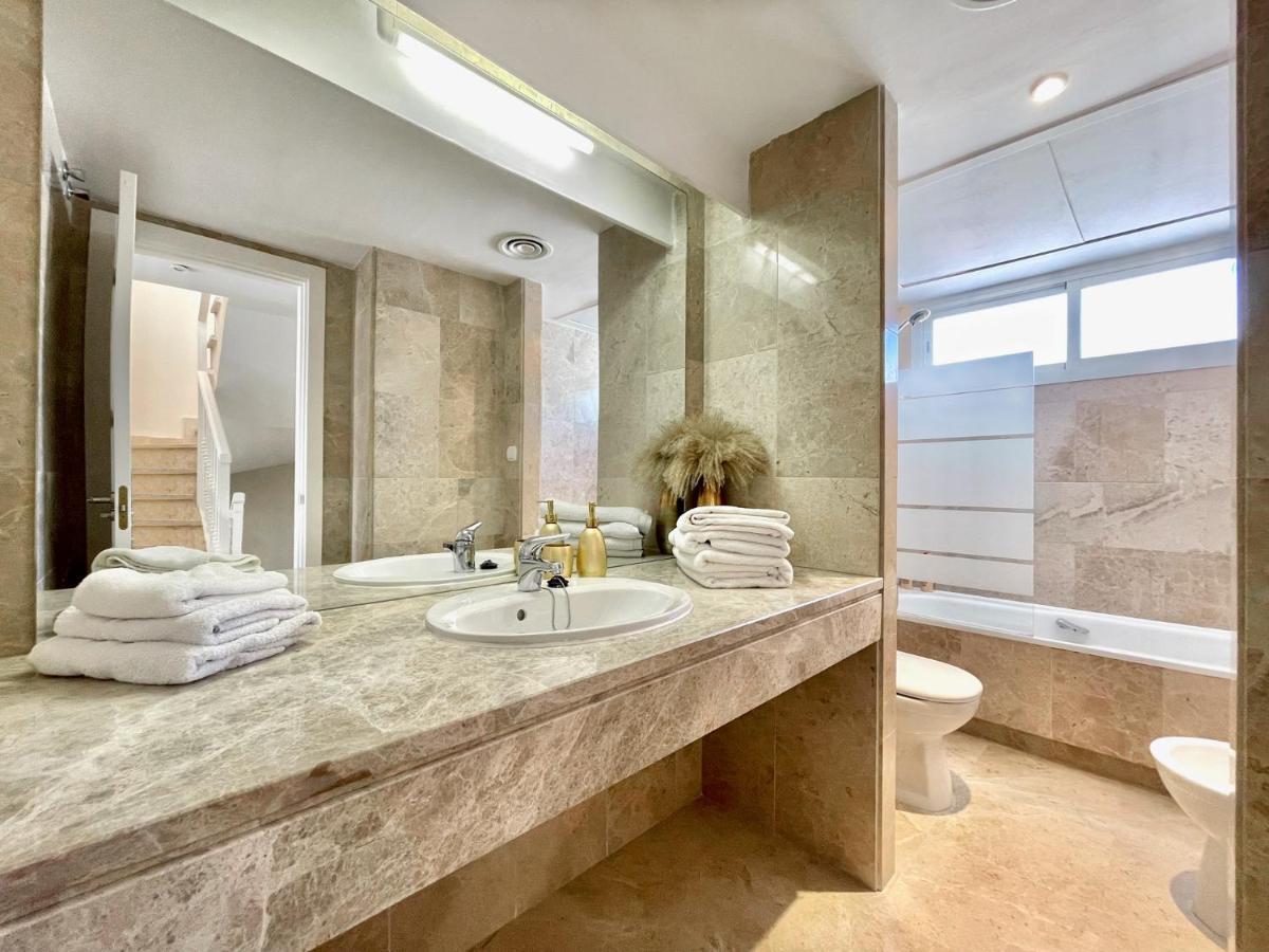 Appartamento Unique Townhouse In Front Of Puerto Banus Marbella Esterno foto