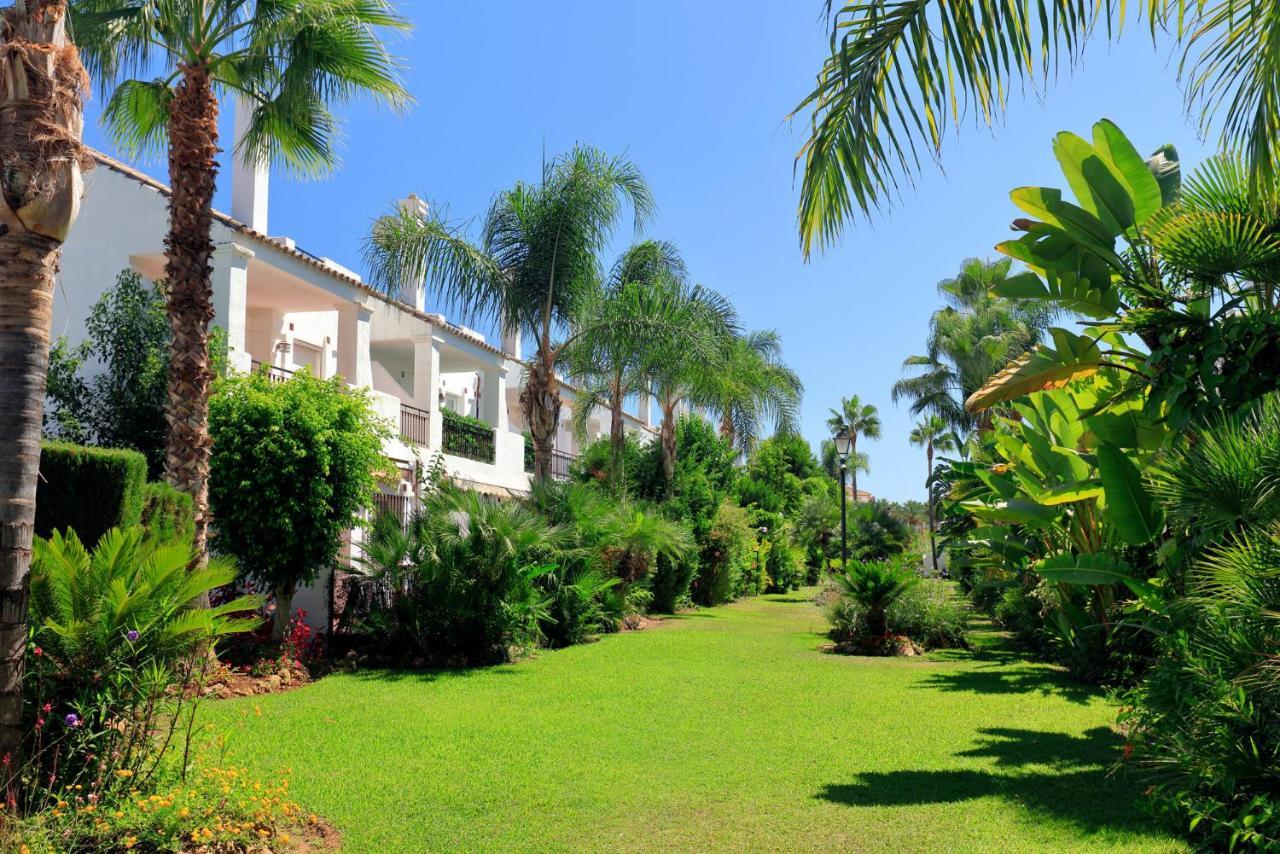 Appartamento Unique Townhouse In Front Of Puerto Banus Marbella Esterno foto