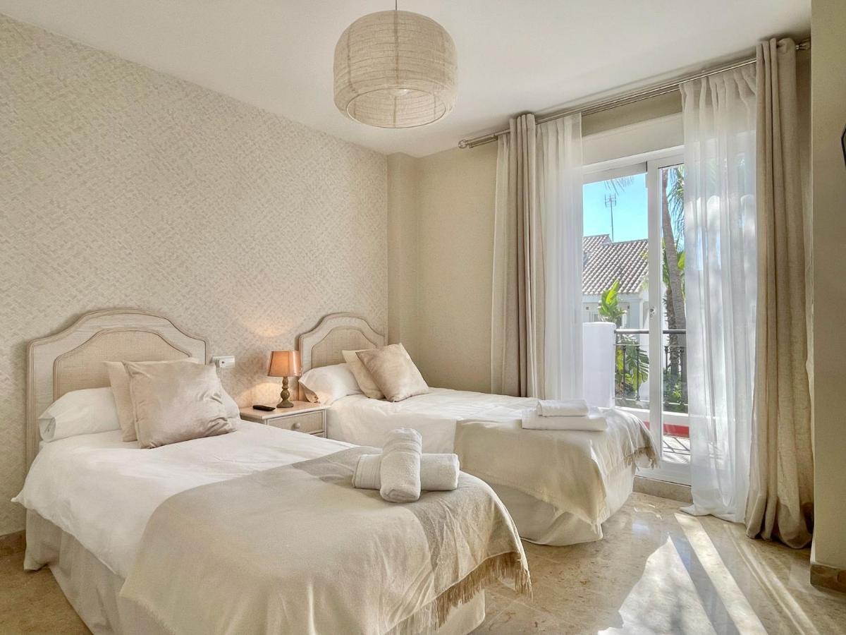 Appartamento Unique Townhouse In Front Of Puerto Banus Marbella Esterno foto