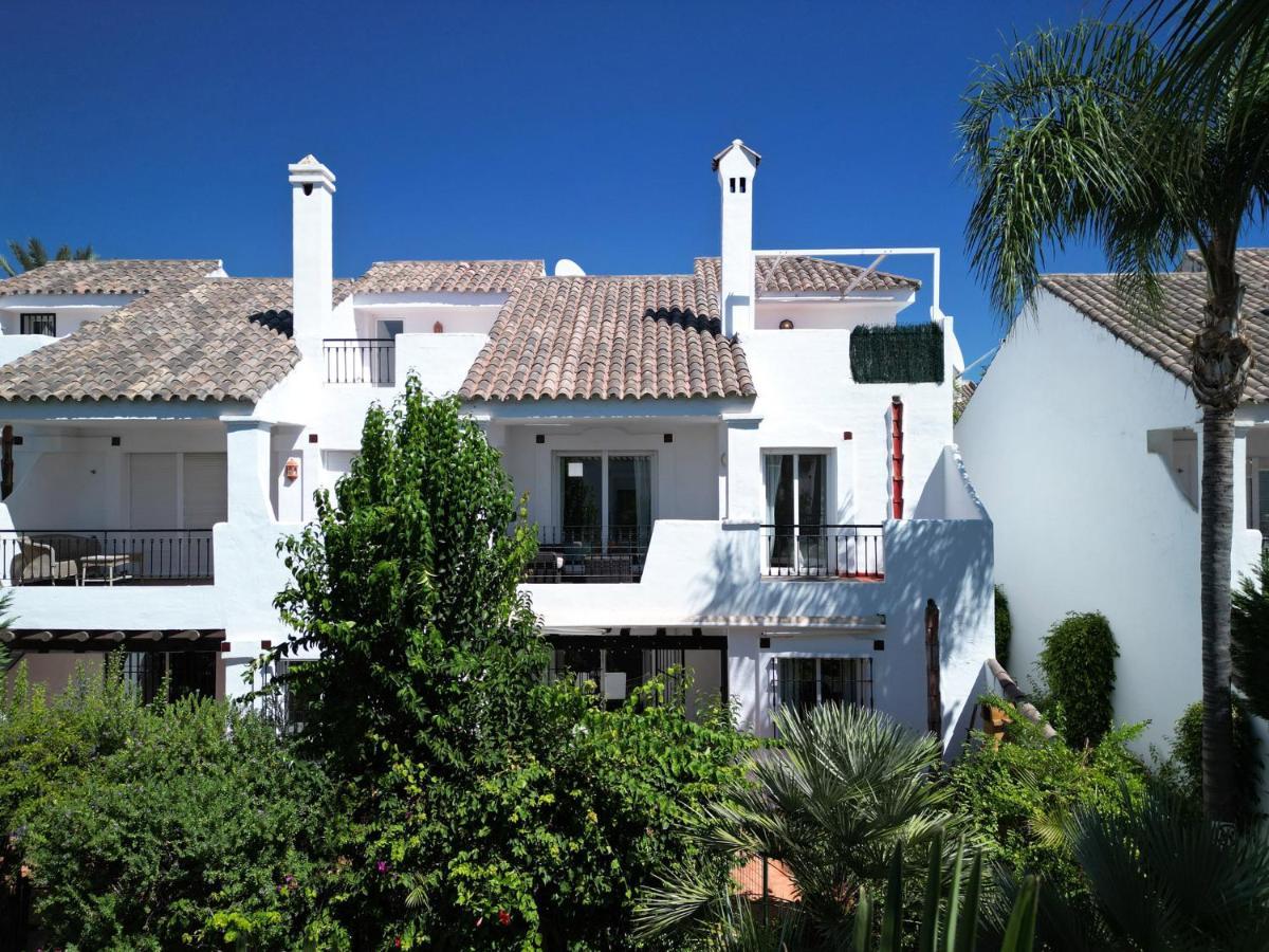 Appartamento Unique Townhouse In Front Of Puerto Banus Marbella Esterno foto